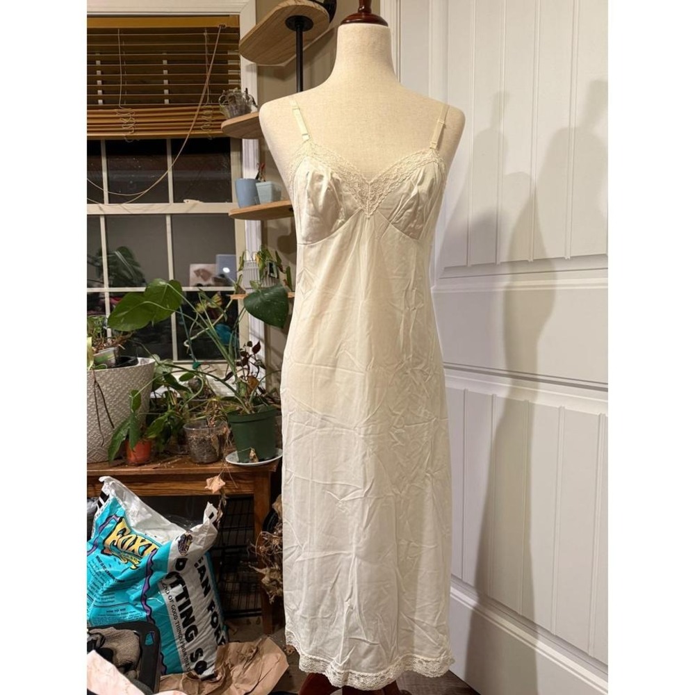Vanity Fair Style 10 103 Slip Dress Ivory Lace Trim Adjustable Strap Nylon